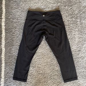 Lulu Lemon Black capri leggings